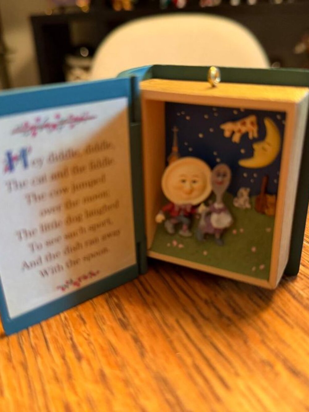 1994 Hallmark "Hey, Diddle, Diddle" Keepsake Ornament